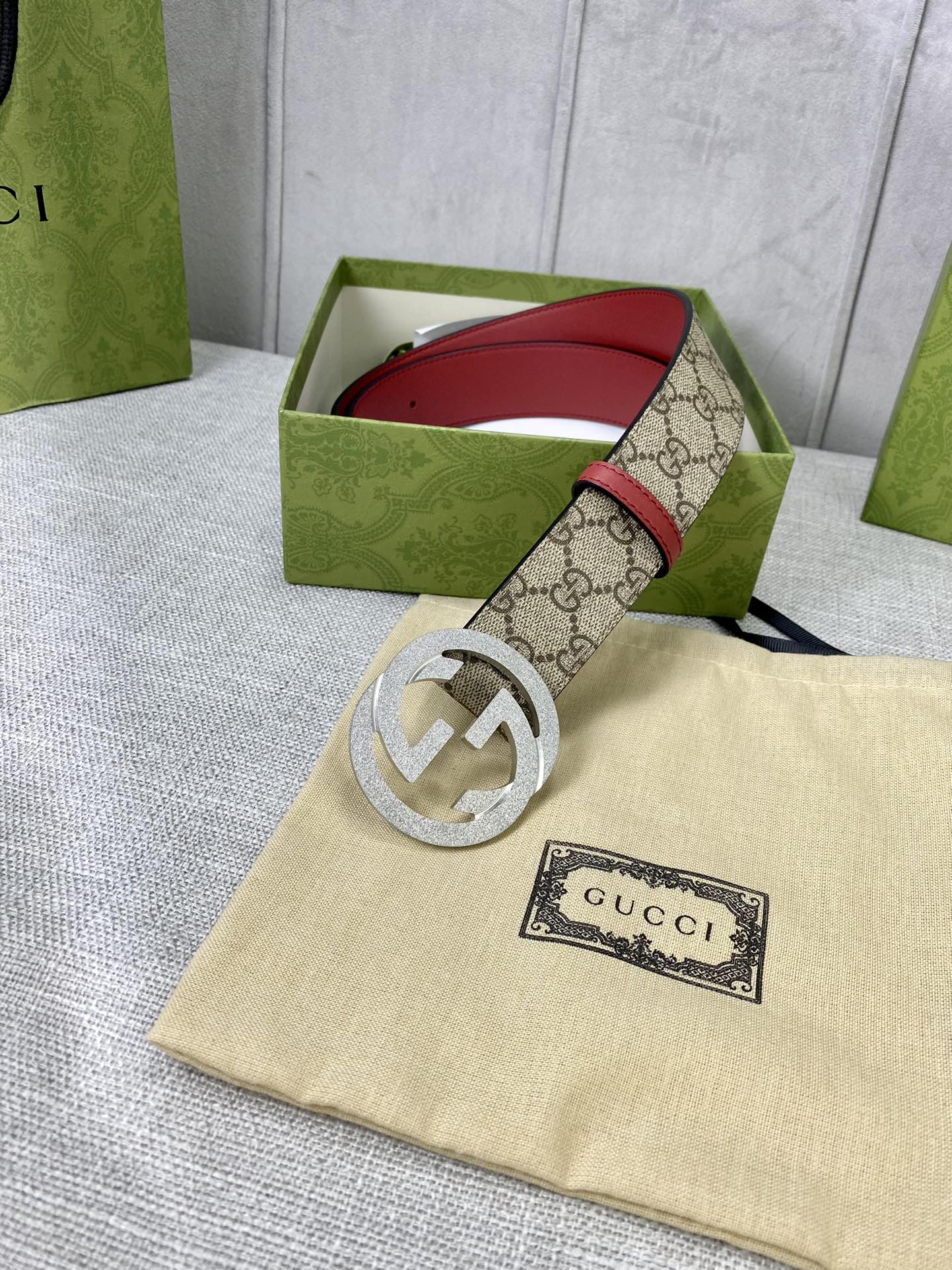 宽度4.0cm gucci 双面腰带，一侧为GG SuPreme帆布，反面一侧为枣红色头层小牛皮。配以互扣式双G压砂钢扣