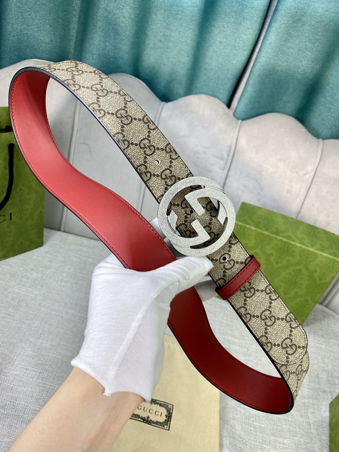 宽度4.0cm gucci 双面腰带，一侧为GG SuPreme帆布，反面一侧为枣红色头层小牛皮。配以互扣式双G压砂钢扣