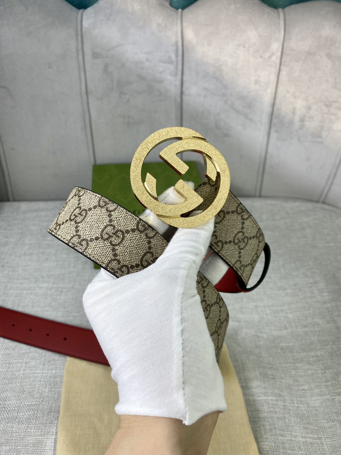 宽度4.0cm gucci 双面腰带，一侧为GG SuPreme帆布，反面一侧为枣红色头层小牛皮。配以互扣式双G压砂钢扣