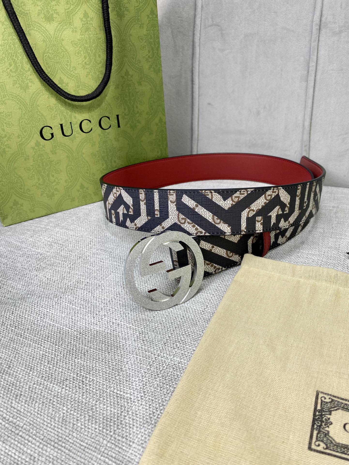 宽度4.0cm gucci 双面腰带，一侧为GG SuPreme帆布，反面一侧为枣红色头层小牛皮。配以互扣式双G压砂钢扣