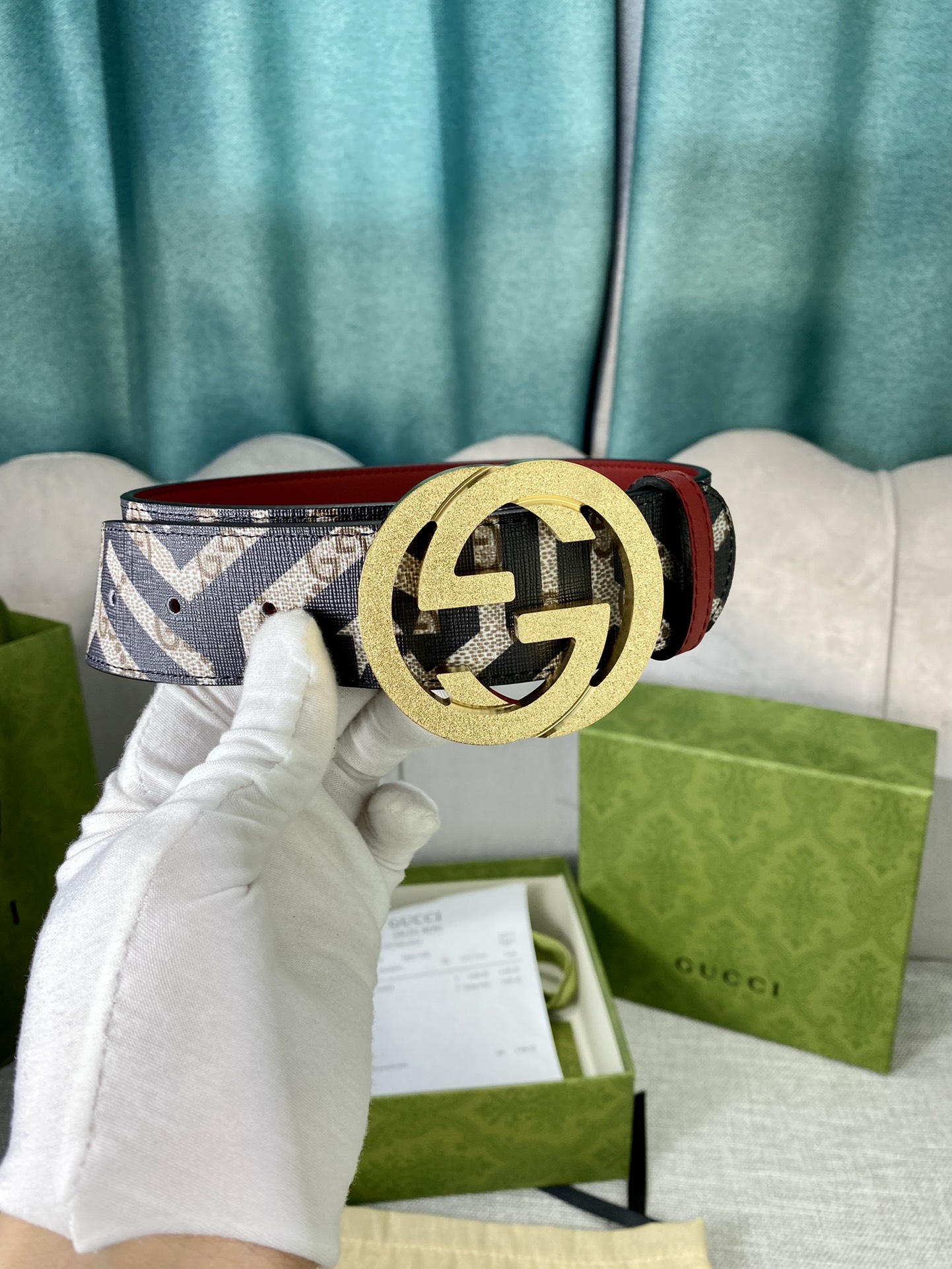 宽度4.0cm gucci 双面腰带，一侧为GG SuPreme帆布，反面一侧为枣红色头层小牛皮。配以互扣式双G压砂钢扣