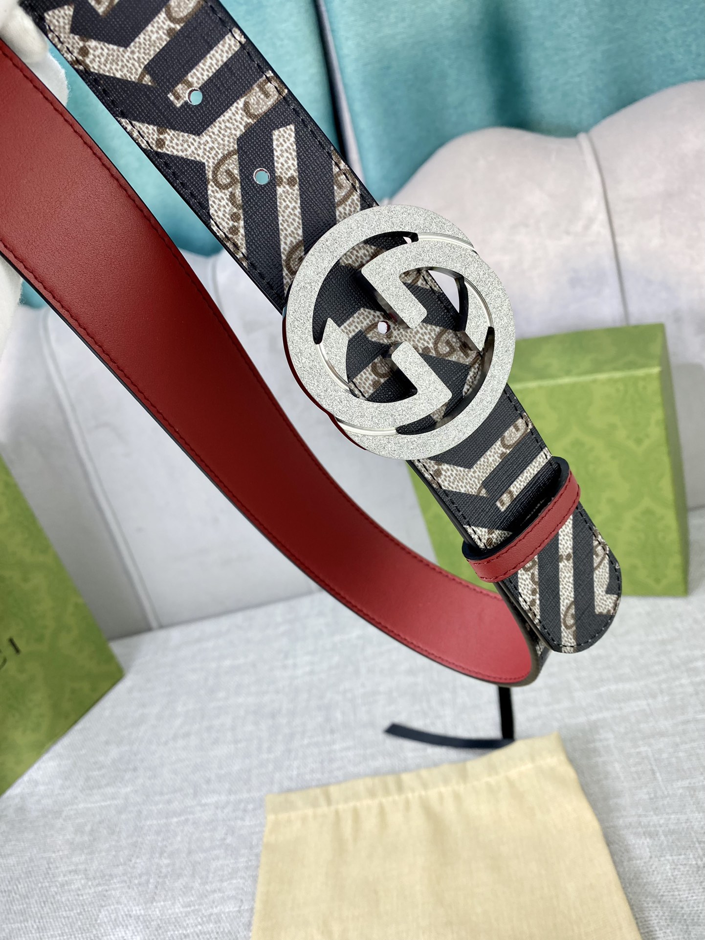 宽度4.0cm gucci 双面腰带，一侧为GG SuPreme帆布，反面一侧为枣红色头层小牛皮。配以互扣式双G压砂钢扣