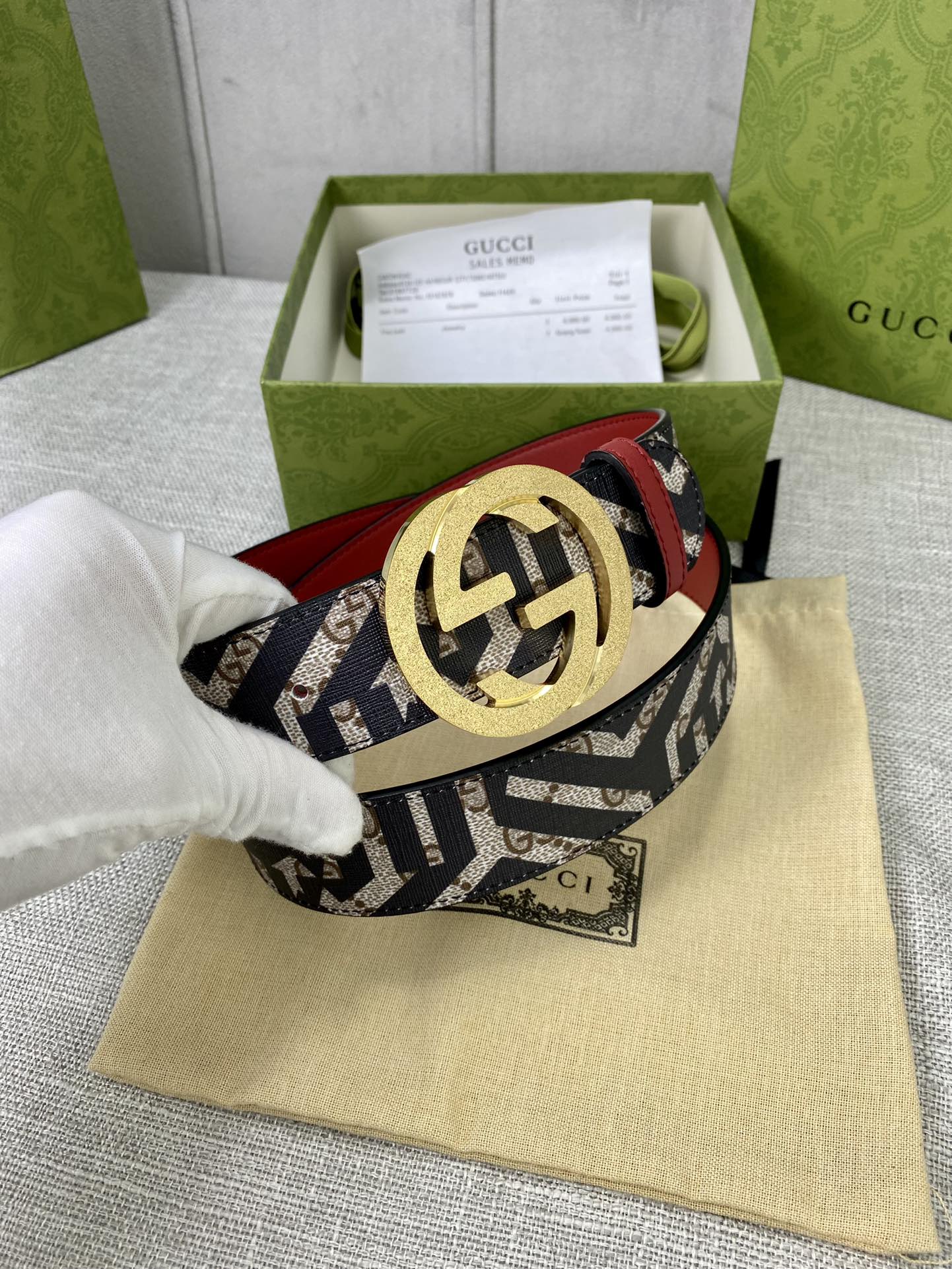 宽度4.0cm gucci 双面腰带，一侧为GG SuPreme帆布，反面一侧为枣红色头层小牛皮。配以互扣式双G压砂钢扣