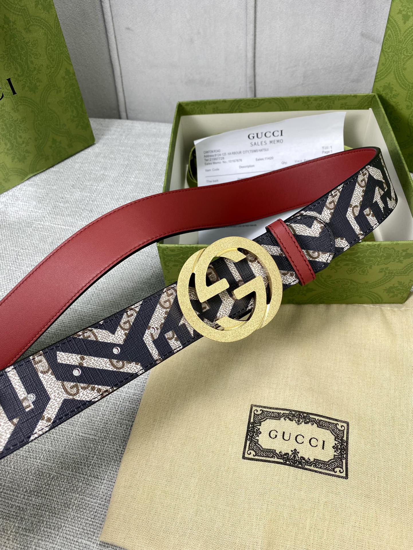 宽度4.0cm gucci 双面腰带，一侧为GG SuPreme帆布，反面一侧为枣红色头层小牛皮。配以互扣式双G压砂钢扣