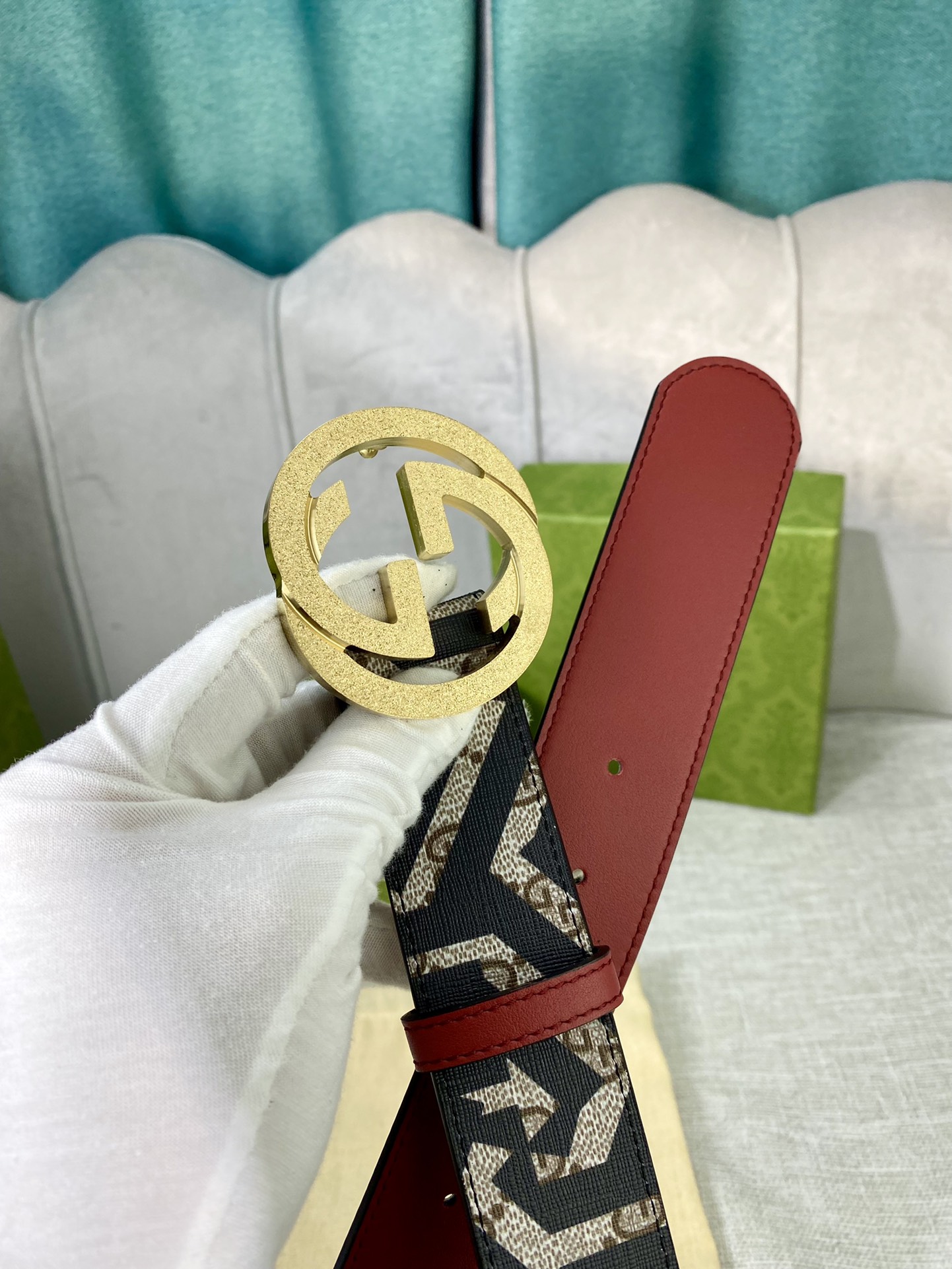 宽度4.0cm gucci 双面腰带，一侧为GG SuPreme帆布，反面一侧为枣红色头层小牛皮。配以互扣式双G压砂钢扣