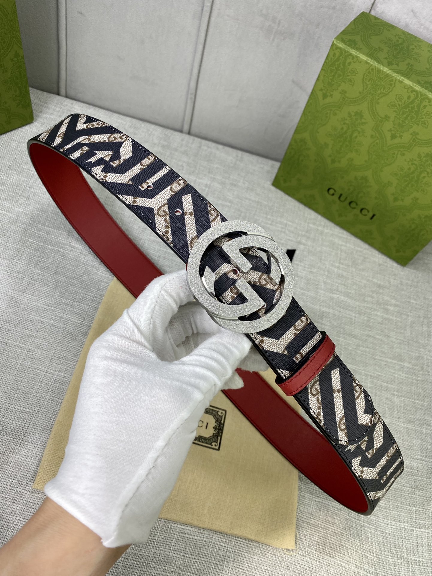 宽度4.0cm gucci 双面腰带，一侧为GG SuPreme帆布，反面一侧为枣红色头层小牛皮。配以互扣式双G压砂钢扣