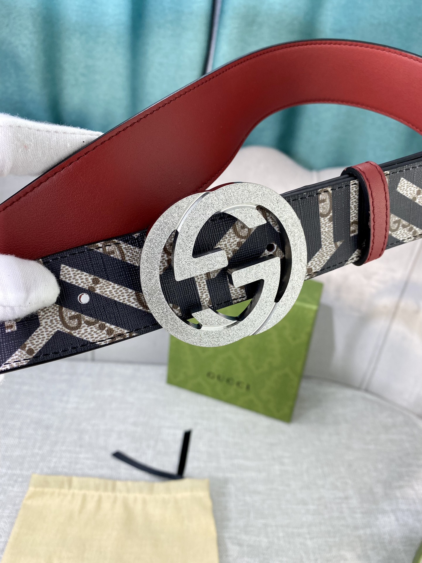 宽度4.0cm gucci 双面腰带，一侧为GG SuPreme帆布，反面一侧为枣红色头层小牛皮。配以互扣式双G压砂钢扣