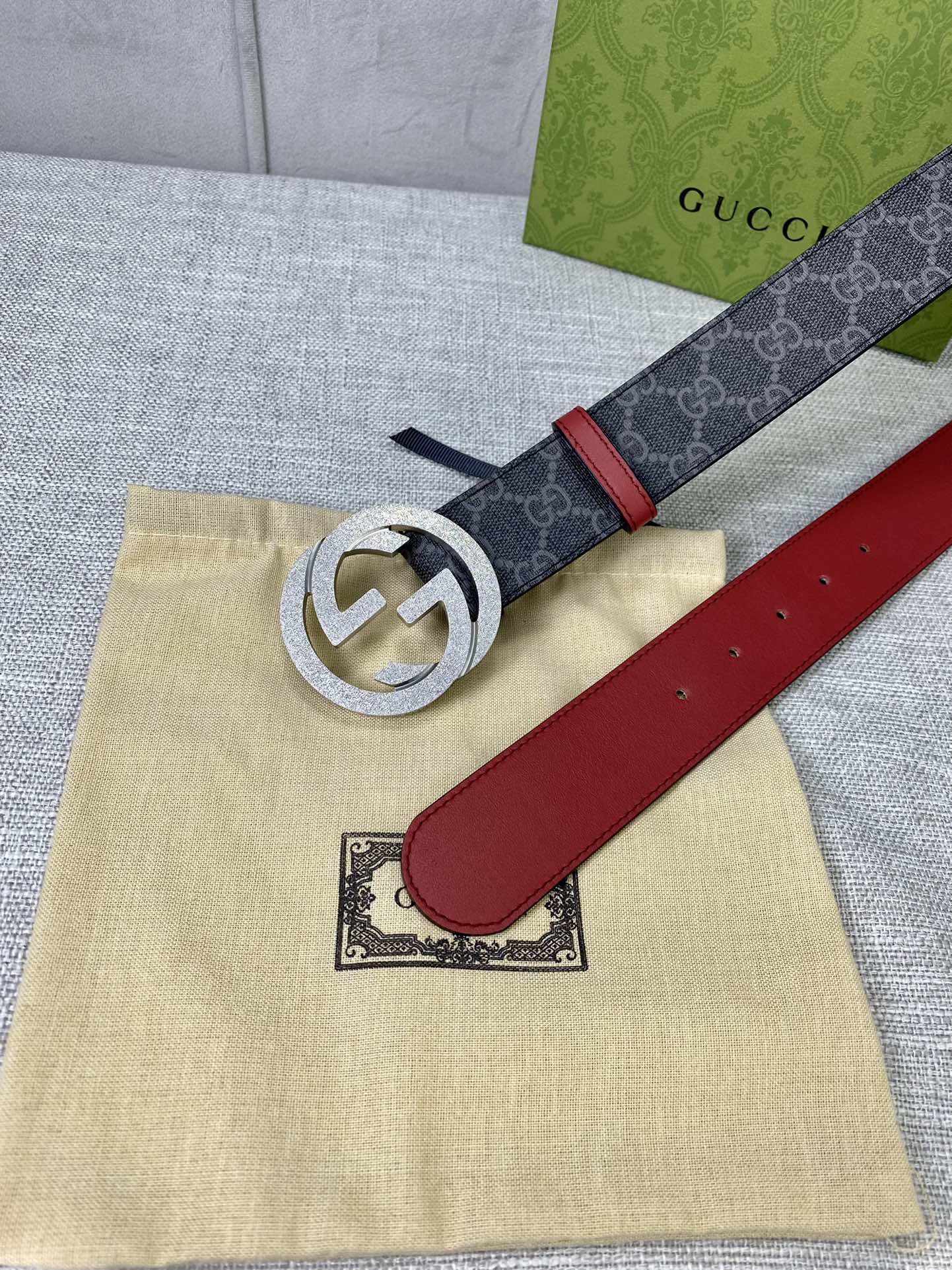 宽度4.0cm gucci 双面腰带，一侧为GG SuPreme帆布，反面一侧为枣红色头层小牛皮。配以互扣式双G压砂钢扣