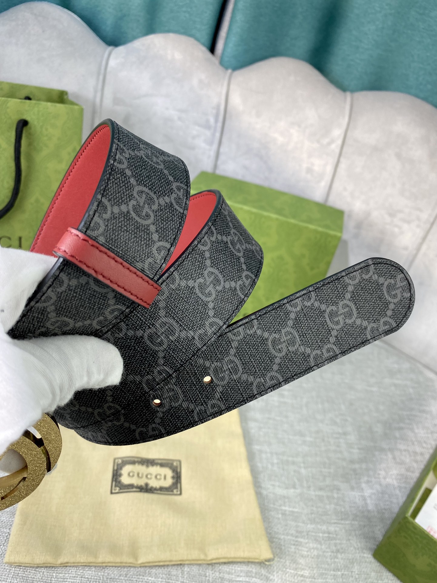 宽度4.0cm gucci 双面腰带，一侧为GG SuPreme帆布，反面一侧为枣红色头层小牛皮。配以互扣式双G压砂钢扣