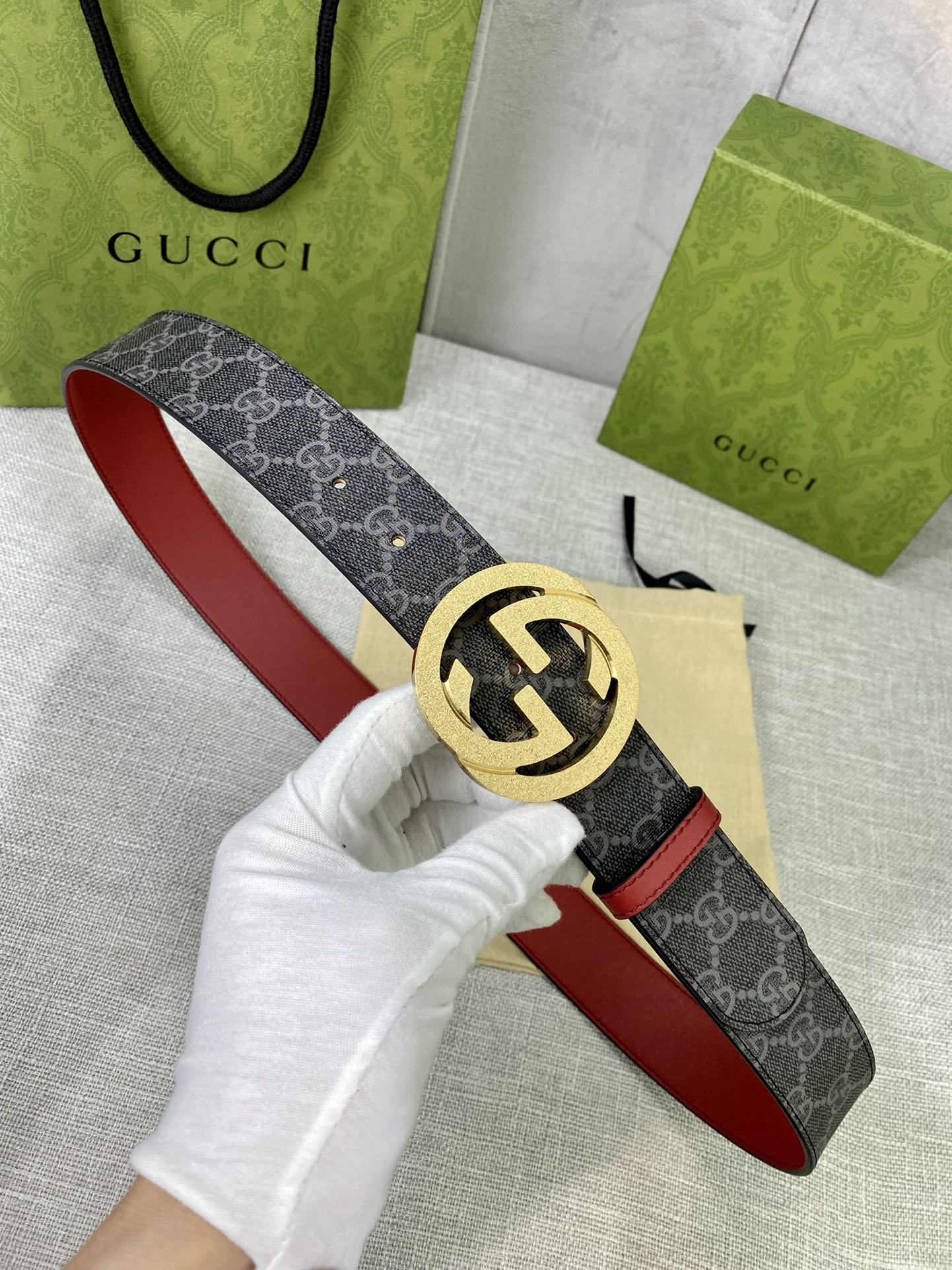宽度4.0cm gucci 双面腰带，一侧为GG SuPreme帆布，反面一侧为枣红色头层小牛皮。配以互扣式双G压砂钢扣