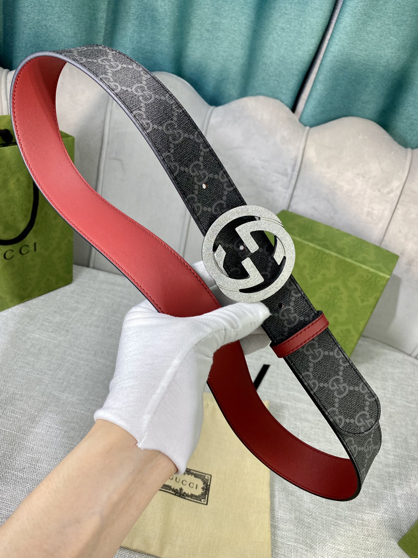 宽度4.0cm gucci 双面腰带，一侧为GG SuPreme帆布，反面一侧为枣红色头层小牛皮。配以互扣式双G压砂钢扣