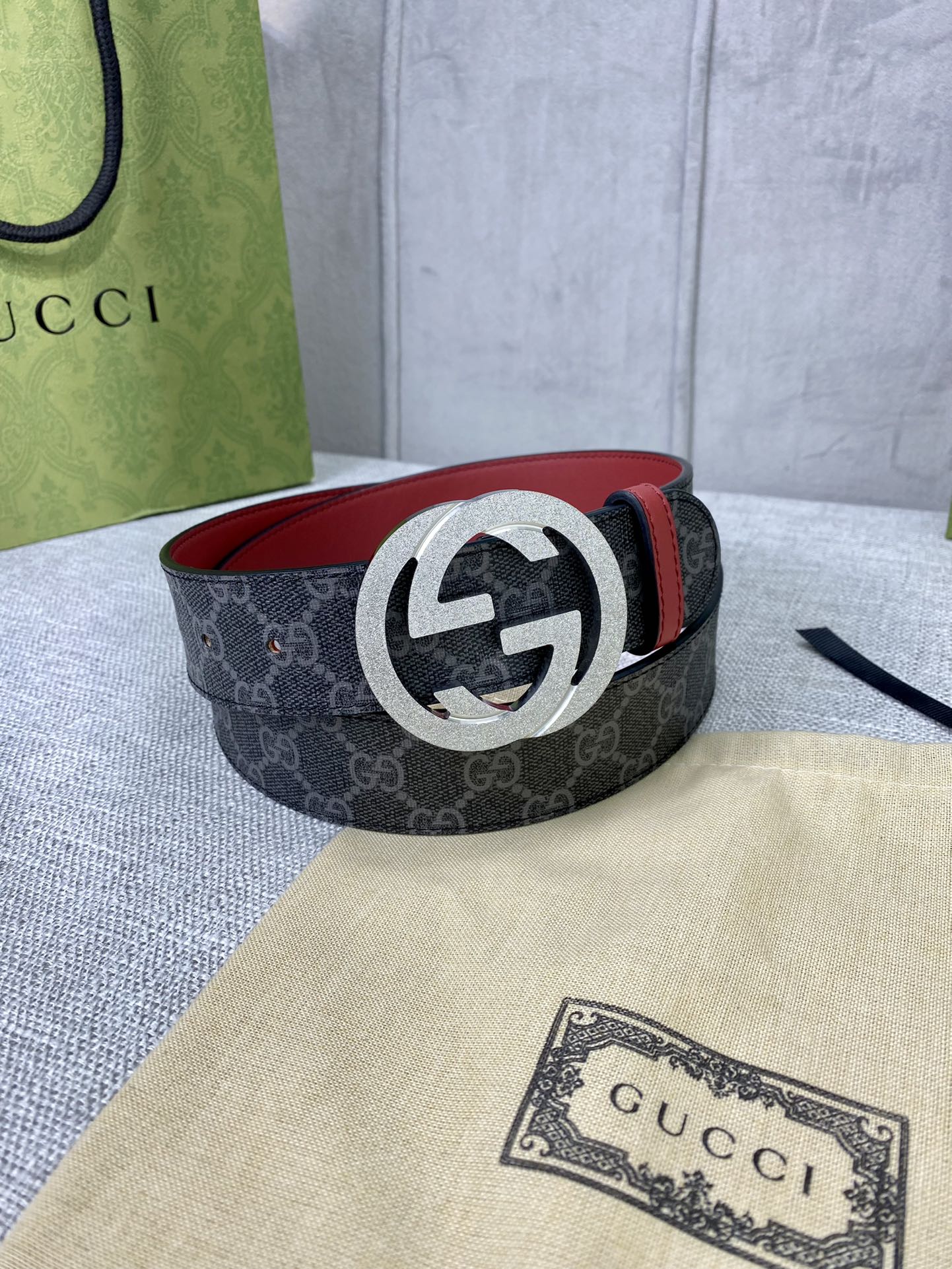 宽度4.0cm gucci 双面腰带，一侧为GG SuPreme帆布，反面一侧为枣红色头层小牛皮。配以互扣式双G压砂钢扣