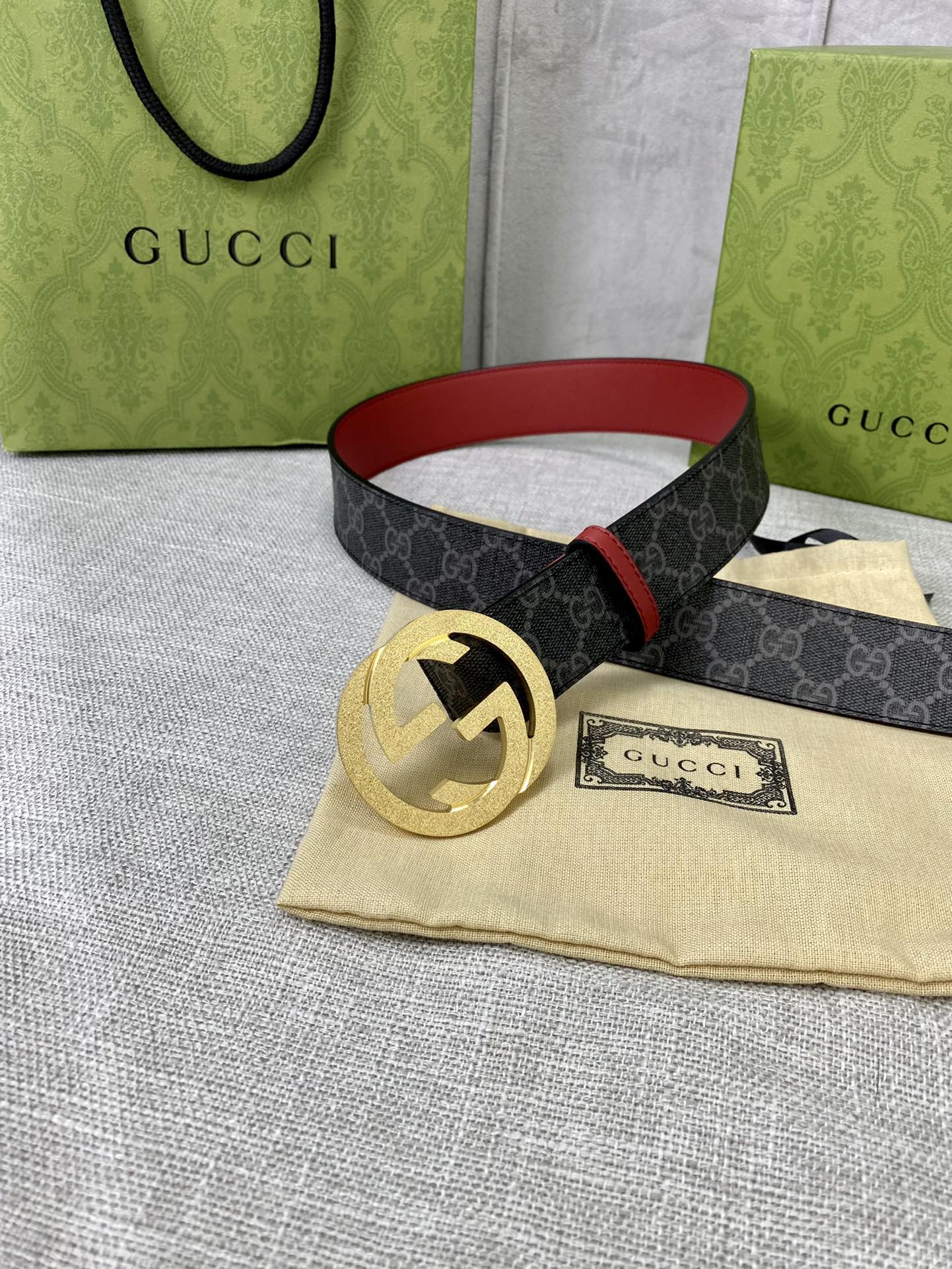宽度4.0cm gucci 双面腰带，一侧为GG SuPreme帆布，反面一侧为枣红色头层小牛皮。配以互扣式双G压砂钢扣