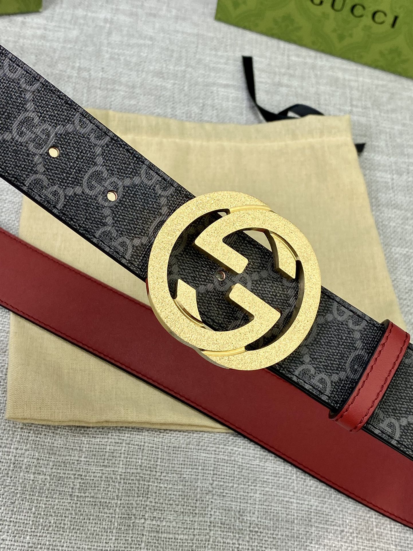 宽度4.0cm gucci 双面腰带，一侧为GG SuPreme帆布，反面一侧为枣红色头层小牛皮。配以互扣式双G压砂钢扣