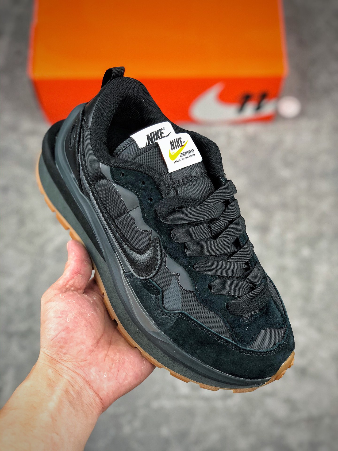 调价通知
福利特价 开学季再次让利
 支持放店
##Sacai X NIKe vaporWaffle “Tour Yellow ”华夫三代3.0走秀重磅联名 合作款 紫金配色 #正确纯原版本 独家原鞋开发 #原模数据大底 独家五层分离组合底 #原厂长绒皮料 质感十足 注意区分 #鞋款由Pegasus与VaporFly两款鞋型的设计元素共同构建，鞋身材质由翻毛皮和透气网布共同打造。熟悉的解构手法、重叠Swoosh、双重鞋舌、鞋带以及后跟SACAI字体都悉数保留，#最大亮点在于，本次鞋底变本加厉，层数更多!简直和巴黎世家的TripleS有一拼，增高效果妥妥的 
货号：DD1875-200 
尺码：36-45（带半码）