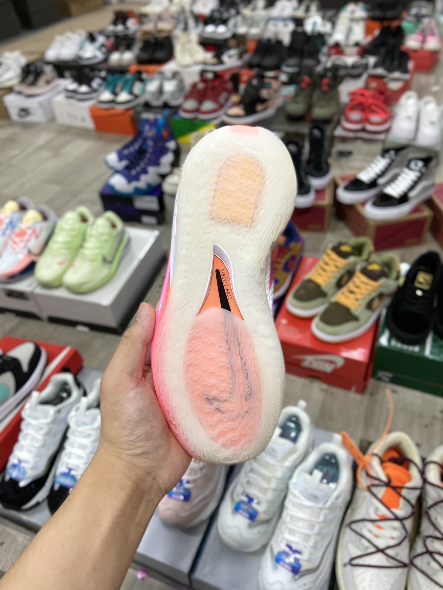 240 耐克Nike Air Zoom G.T.Cut男女篮球鞋 G.T. Cut专为力求在场上大展身手的篮球运动员打造CZ0176-106