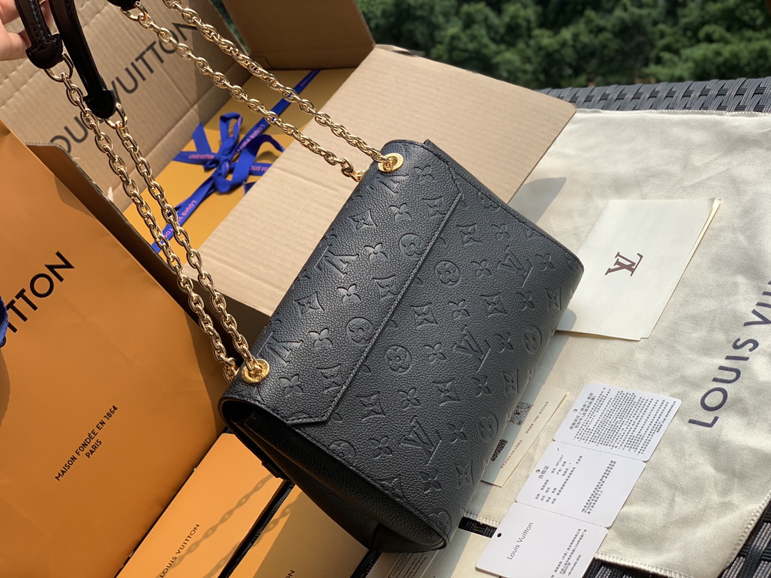 🌼 m43936尺寸25 x 17 x 9.5 CM位居官网C位的新款！它不属于一见钟情的那种设计感超强