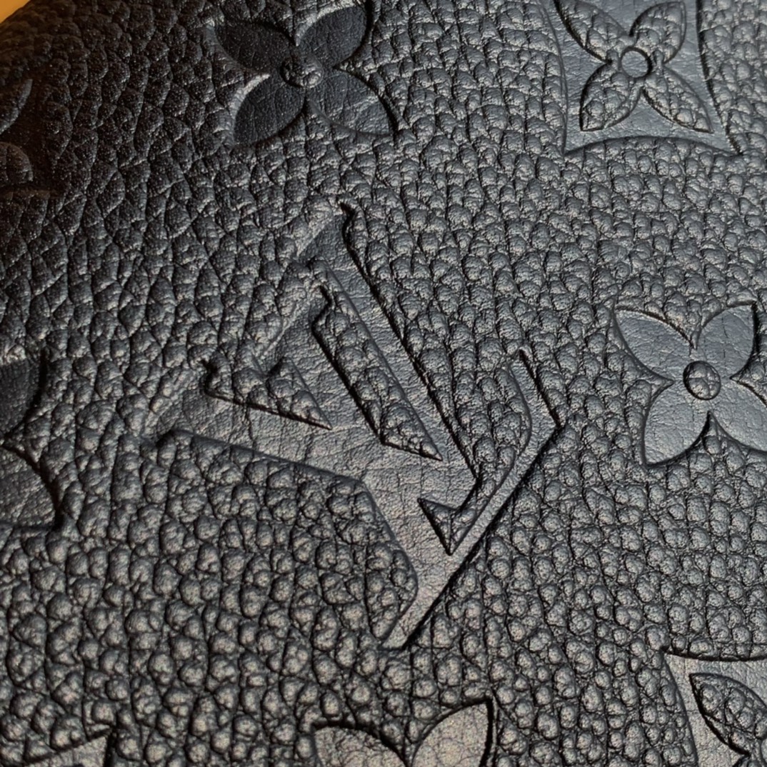 🌼 m43936尺寸25 x 17 x 9.5 CM位居官网C位的新款！它不属于一见钟情的那种设计感超强