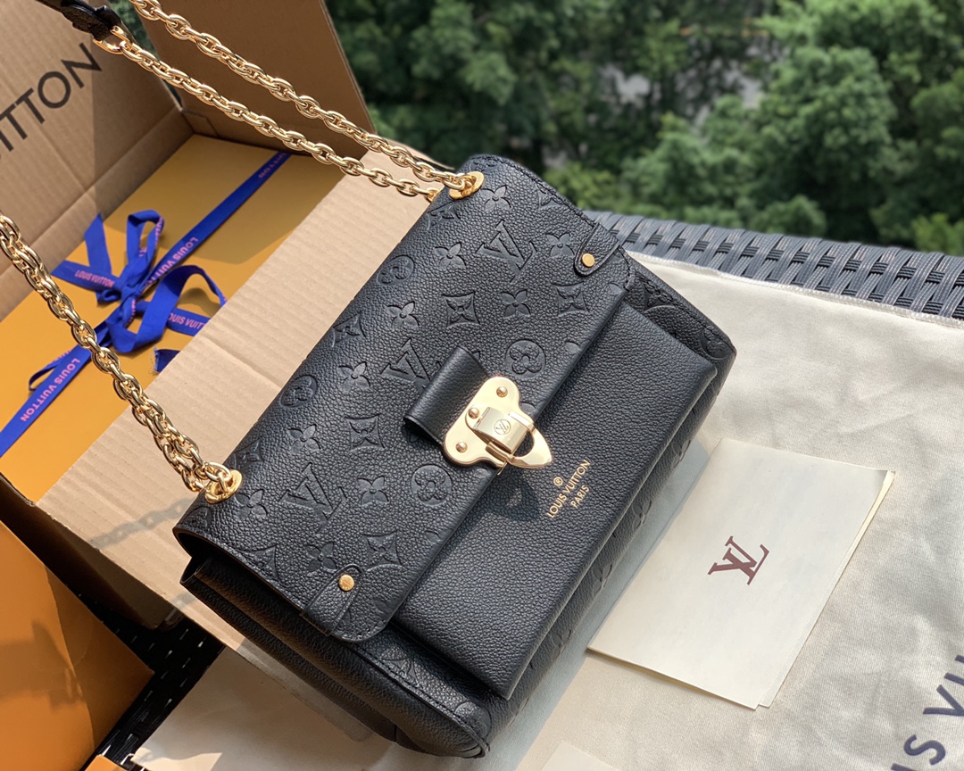 🌼 m43936尺寸25 x 17 x 9.5 CM位居官网C位的新款！它不属于一见钟情的那种设计感超强