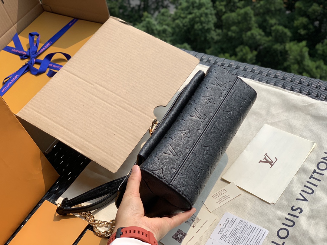 🌼 m43936尺寸25 x 17 x 9.5 CM位居官网C位的新款！它不属于一见钟情的那种设计感超强