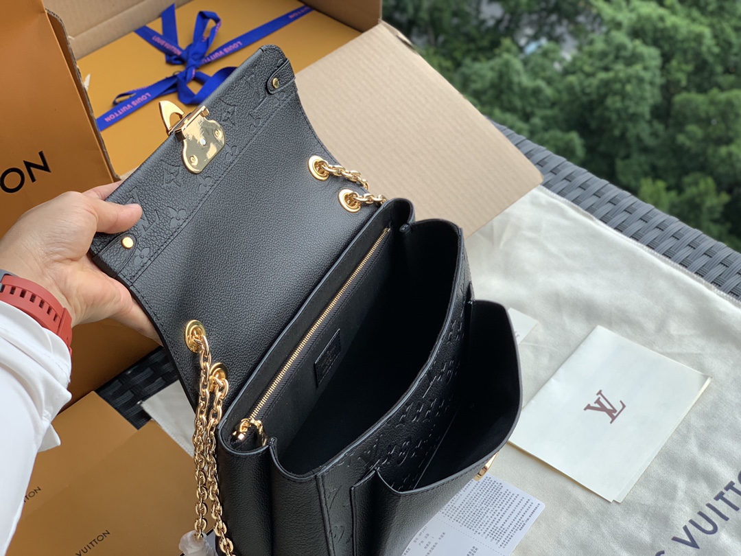 🌼 m43936尺寸25 x 17 x 9.5 CM位居官网C位的新款！它不属于一见钟情的那种设计感超强