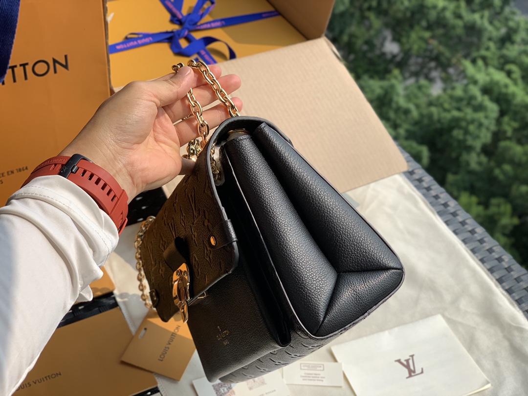 🌼 m43936尺寸25 x 17 x 9.5 CM位居官网C位的新款！它不属于一见钟情的那种设计感超强