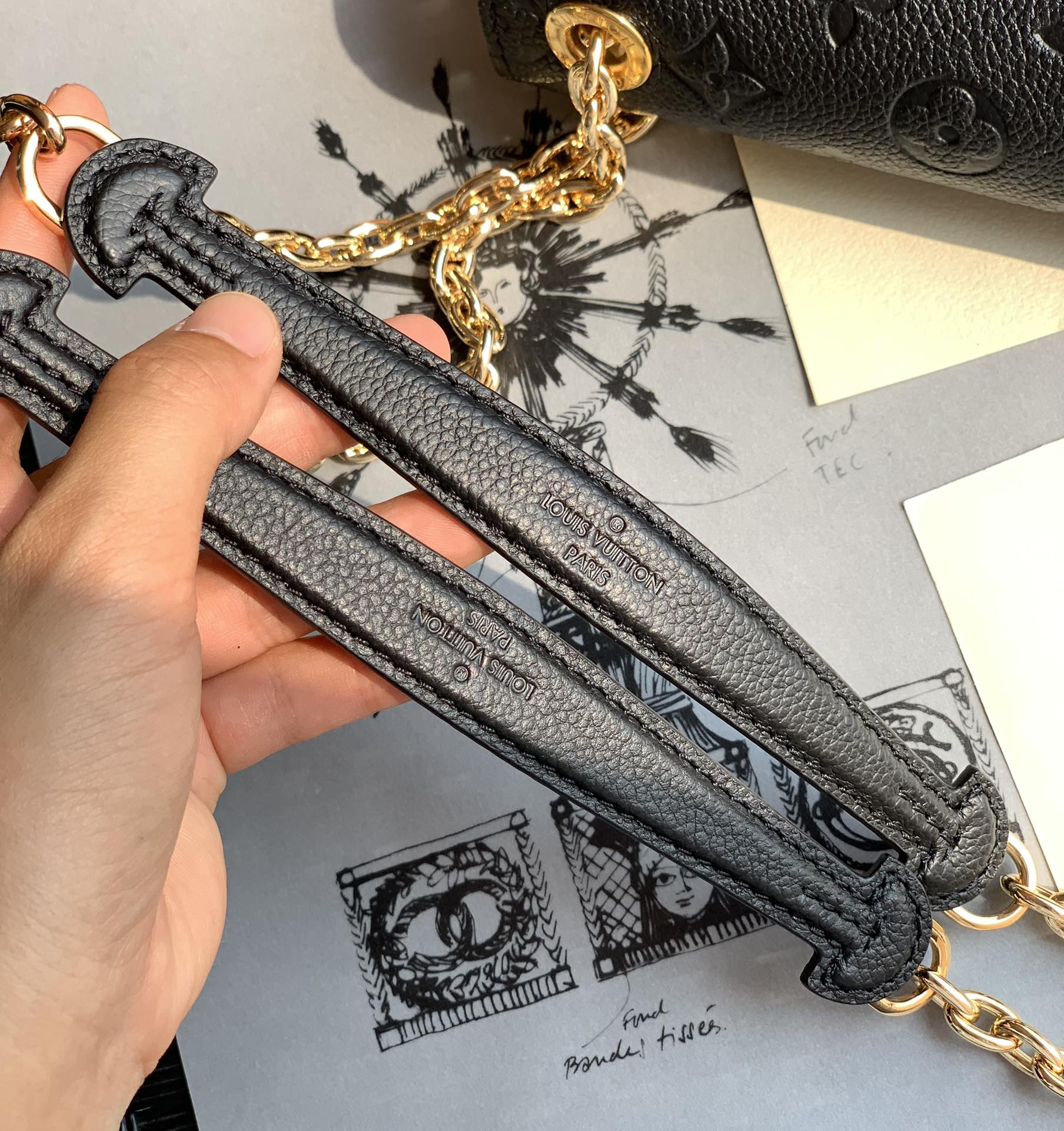 🌼 m43936尺寸25 x 17 x 9.5 CM位居官网C位的新款！它不属于一见钟情的那种设计感超强