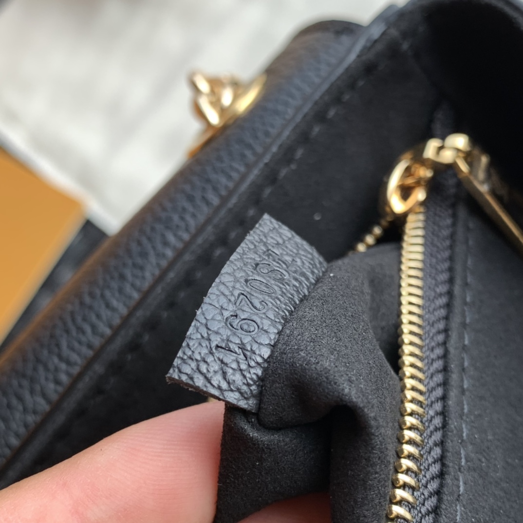 🌼 m43936尺寸25 x 17 x 9.5 CM位居官网C位的新款！它不属于一见钟情的那种设计感超强