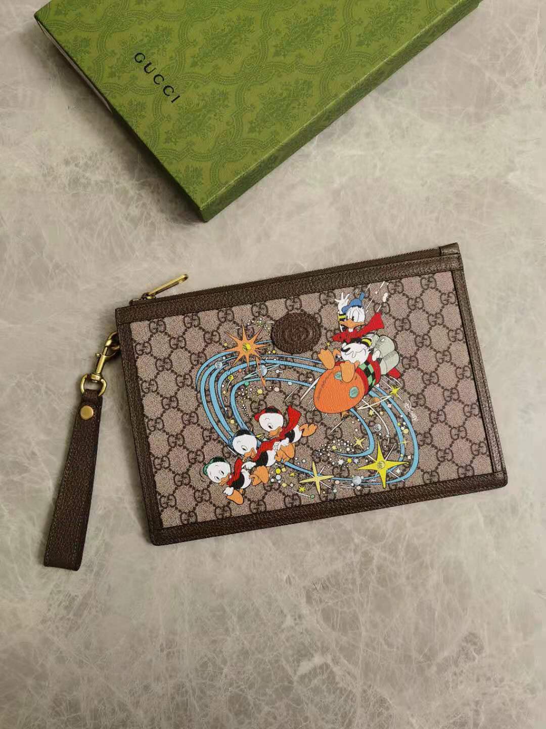 NO:671341,Epilogue original leather clutch bag. The new Donald Duck series. The pattern of Donald Duck and his three nephews appearing together adds an unconstrained charm to the classic Gucci bag. The family flies to the stars and is full of fun. Model number 647925, size 30.5-20.5cm, Gucci wallet, gucci, gucci, wallets, handbag19860909Epilogue原厂皮手拿包 唐老鸭系列全新唐老鸭与三个侄子一同登场的图案为经典古驰包款大增天马行空的魅力一家人飞天摘星趣味满满的款号647925,尺寸30.5-20.5cm,Gucci钱包,gucci,gucci,wallets,handbag,欧美剧