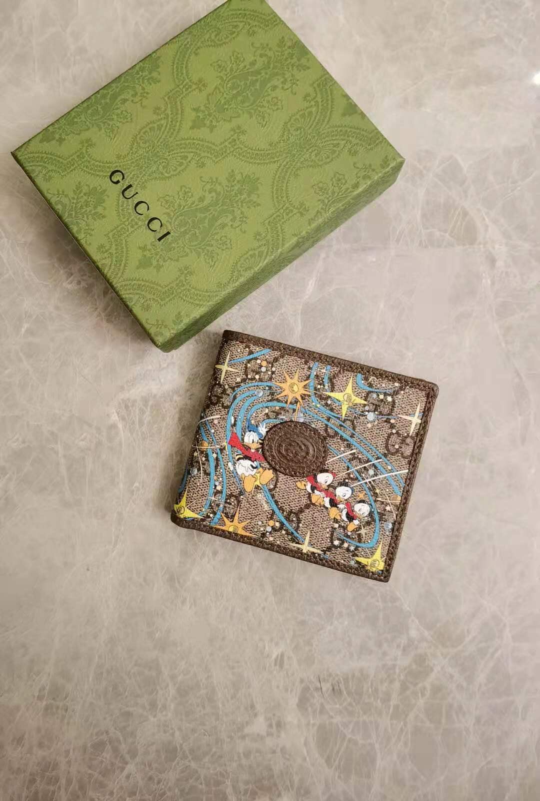 NO:672555,Epilogue original leather short wallet ~ The new Donald Duck series. The pattern of Donald Duck and his three nephews appearing together adds an unconstrained charm to the classic Gucci bag. It is fashionable and practical for the whole family to fly to the stars!  Style number 647937, size 11-9cm, Gucci wallet, gucci, gucci, wallets19860909Epilogue原厂皮短款钱包～唐老鸭系列全新唐老鸭与三个侄子一同登场的图案为经典古驰包款大增天马行空的魅力一家人飞天摘星趣味满满的时尚实用！款号647937,尺寸11-9cm,Gucci钱包,gucci,gucci,wallets,欧美剧