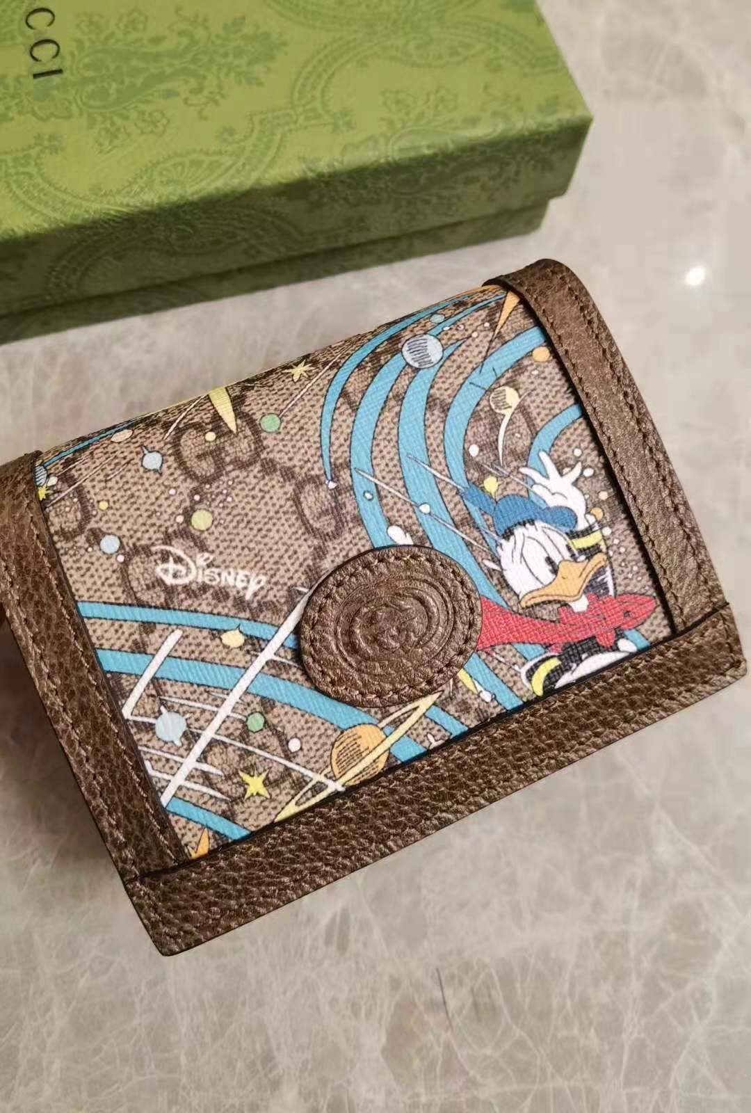 NO:672553,Epilogue original leather short wallet ~ The new Donald Duck series. The pattern of Donald Duck and his three nephews appearing together adds an unconstrained charm to the classic Gucci bag. It is fashionable and practical for the whole family to fly to the stars!  Style number 648121, size 11-8.5-3cm, Gucci wallet, gucci, gucci, wallets19860909Epilogue原厂皮短式钱包～唐老鸭系列全新唐老鸭与三个侄子一同登场的图案为经典古驰包款大增天马行空的魅力一家人飞天摘星趣味满满的时尚实用！款号648121,尺寸11-8.5-3cm,Gucci钱包,gucci,gucci,wallets,欧美剧