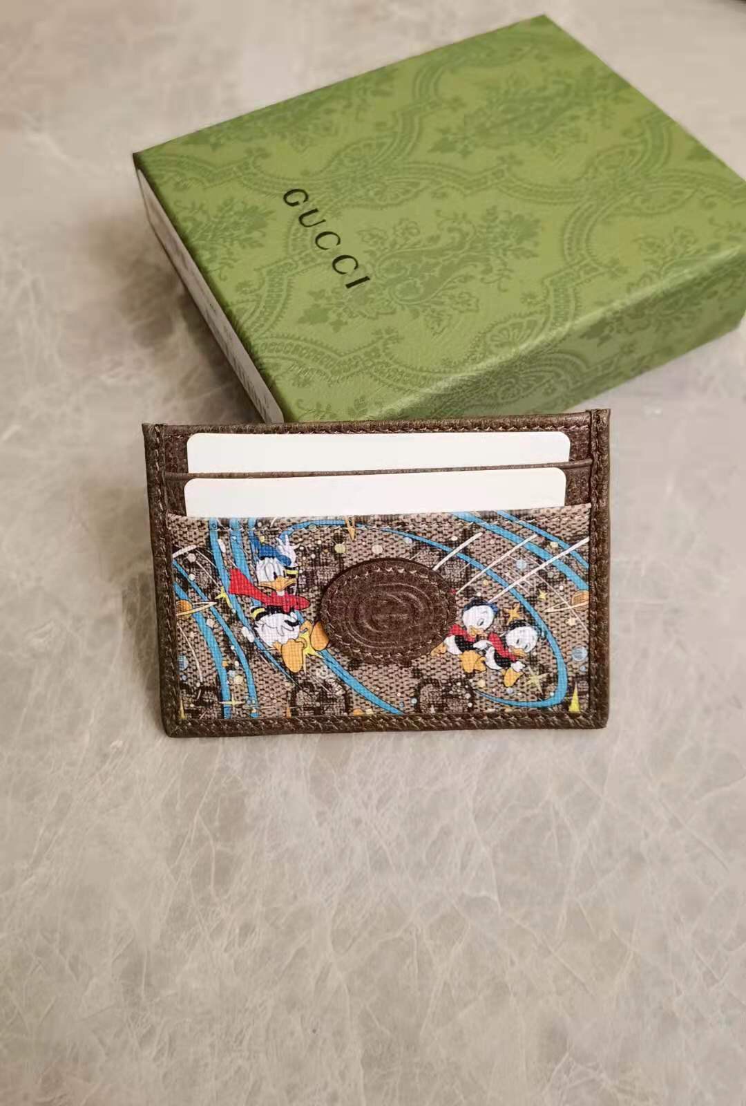 NO:672551,Epilogue original leather card holder~The new Donald Duck series, the pattern of Donald Duck and his three nephews appearing together adds an unconstrained charm to the classic Gucci bag. It is fashionable and practical for the whole family to fly to the stars!  Style number 647942, size 10-7cm, Gucci wallet, gucci, gucci, wallets19860909Epilogue原厂皮小卡包～唐老鸭系列全新唐老鸭与三个侄子一同登场的图案为经典古驰包款大增天马行空的魅力一家人飞天摘星趣味满满的时尚实用！款号647942,尺寸10-7cm,Gucci钱包,gucci,gucci,wallets,欧美剧