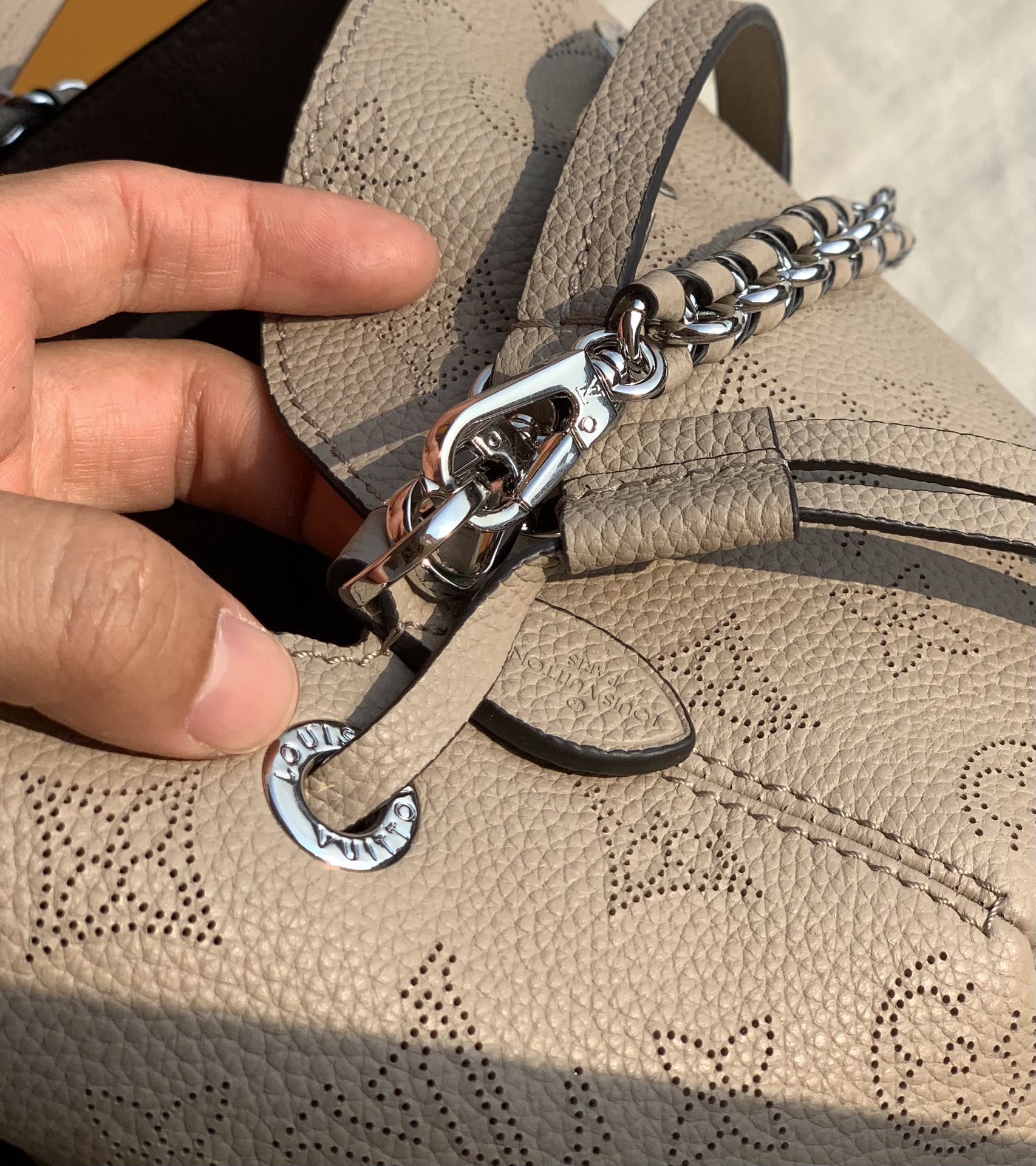 非市场普通货 进口皮料半钢五金 m57201尺寸19 x 22 x 14 cm大象灰 今天来做个酷女孩好