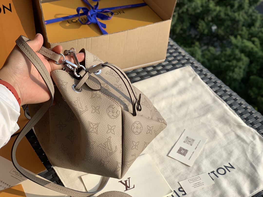 非市场普通货 进口皮料半钢五金 m57201尺寸19 x 22 x 14 cm大象灰 今天来做个酷女孩好