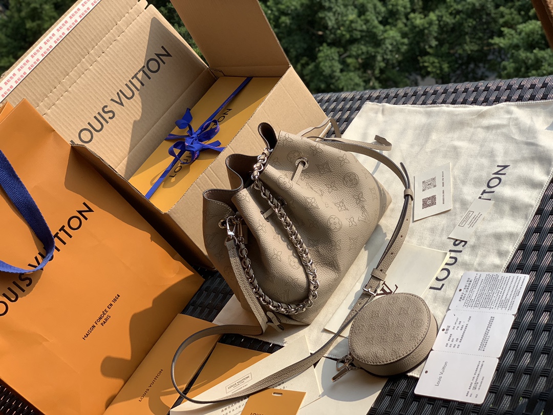 🌼 m57201尺寸19 x 22 x 14 cm大象灰 今天来做个酷女孩好吗？我想你们大概早就关注到了