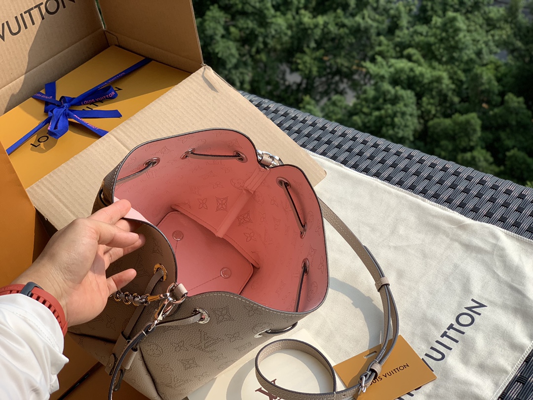 🌼 m57070尺寸19 x 22 x 14 cm灰紫色 “王炸”殿神级的颜值，对于拥有神仙颜值这款水桶