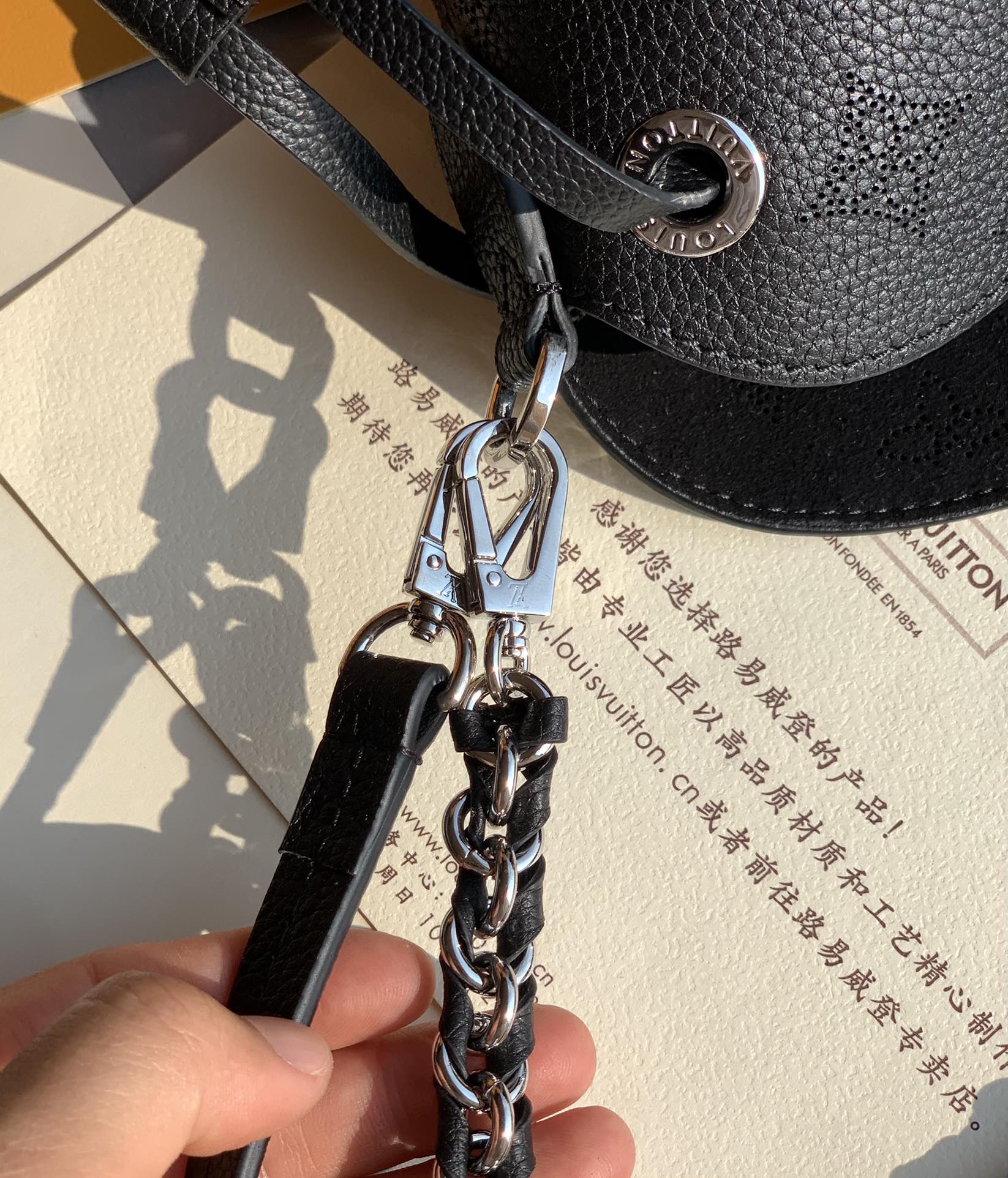 🌼 m57070黑色 尺寸19 x 22 x 14 CM全新推出的Bella水桶包给人一种小巧精致的感觉