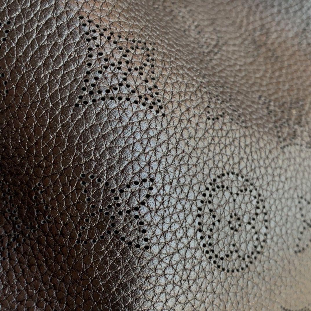 🌼 m57070黑色 尺寸19 x 22 x 14 CM全新推出的Bella水桶包给人一种小巧精致的感觉