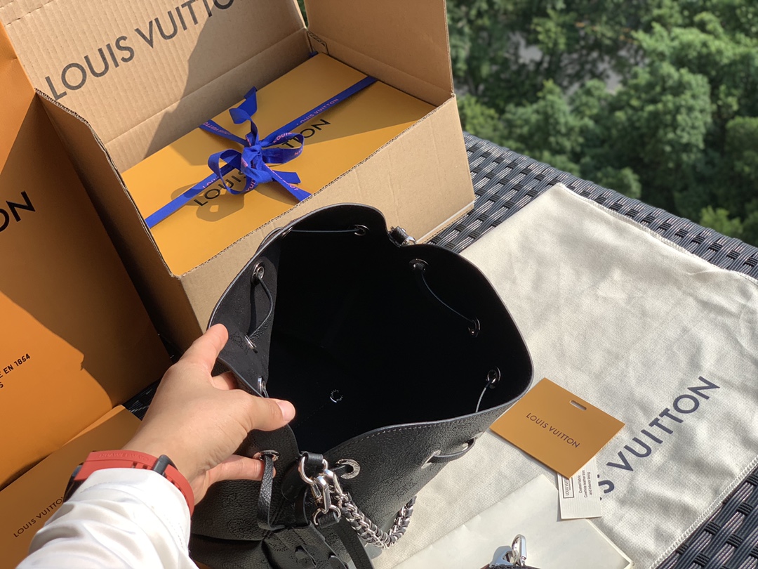 🌼 m57070黑色 尺寸19 x 22 x 14 CM全新推出的Bella水桶包给人一种小巧精致的感觉