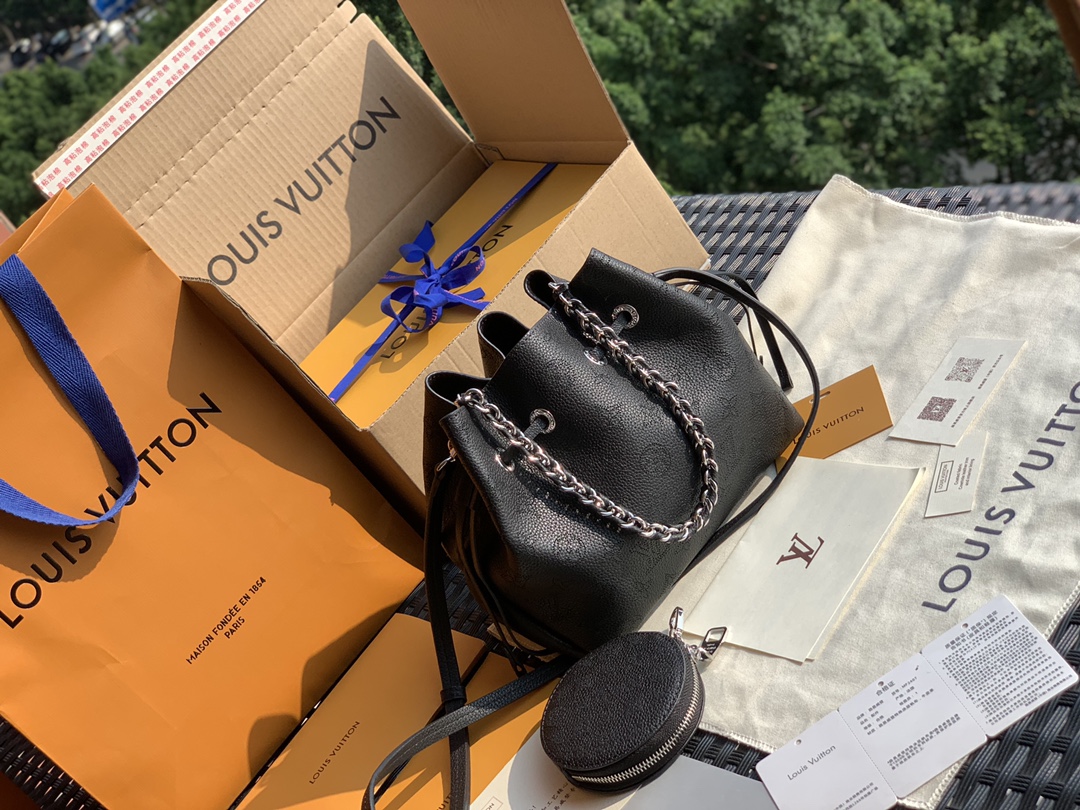 🌼 m57070黑色 尺寸19 x 22 x 14 CM全新推出的Bella水桶包给人一种小巧精致的感觉