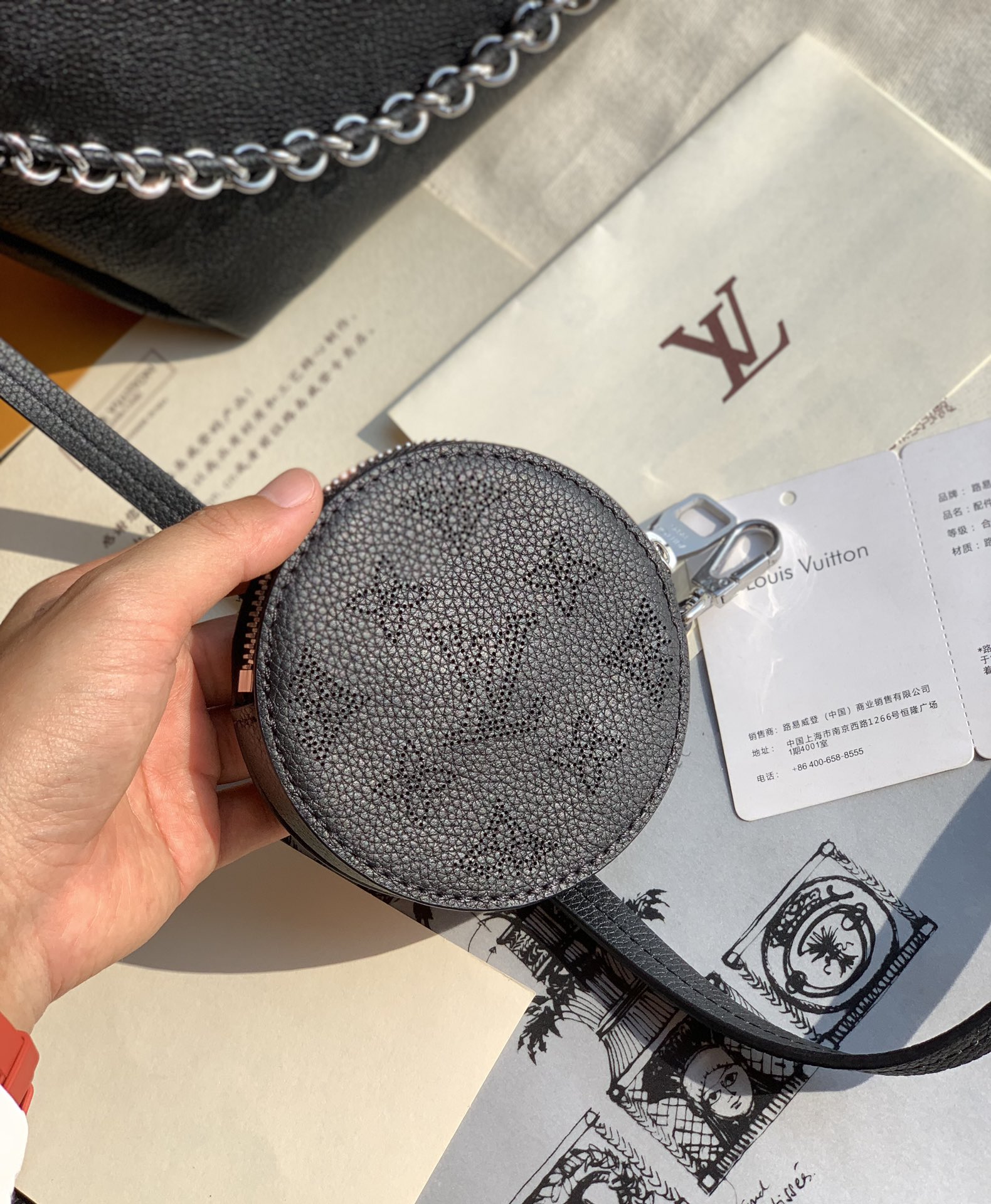 🌼 m57070黑色 尺寸19 x 22 x 14 CM全新推出的Bella水桶包给人一种小巧精致的感觉