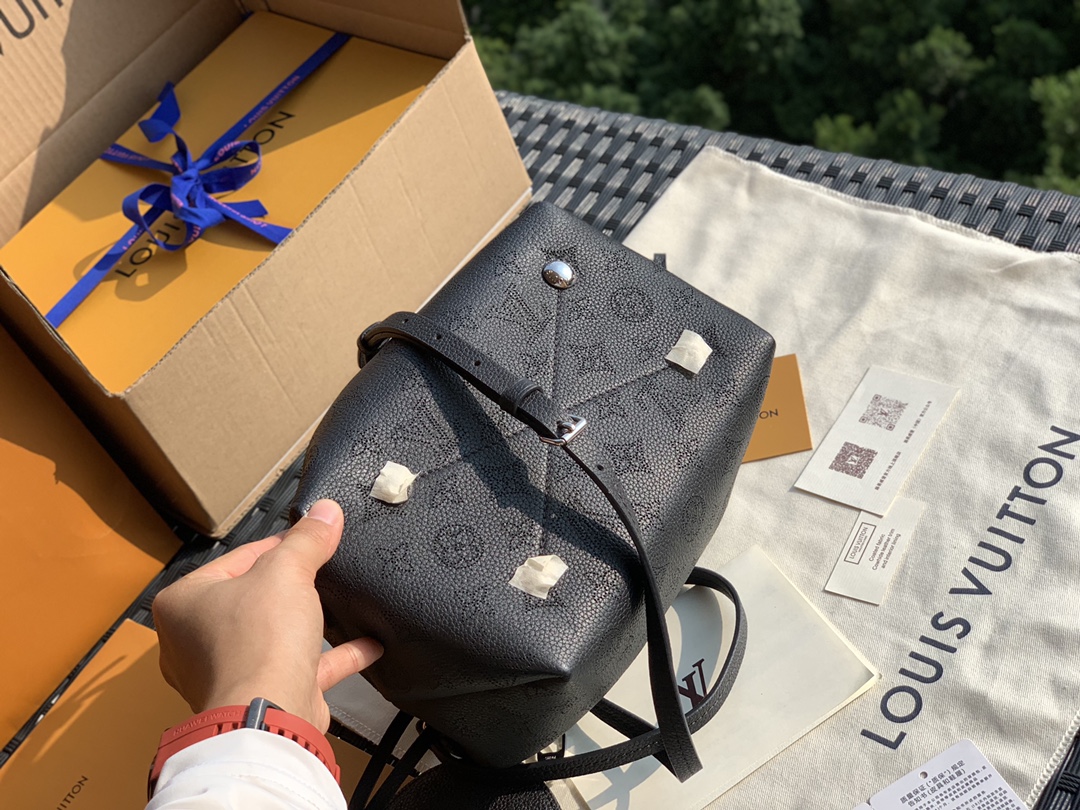 🌼 m57070黑色 尺寸19 x 22 x 14 CM全新推出的Bella水桶包给人一种小巧精致的感觉