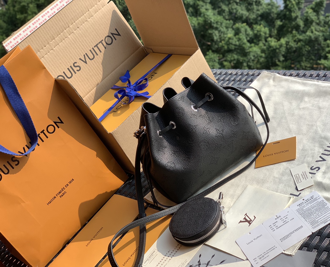 🌼 m57070黑色 尺寸19 x 22 x 14 CM全新推出的Bella水桶包给人一种小巧精致的感觉