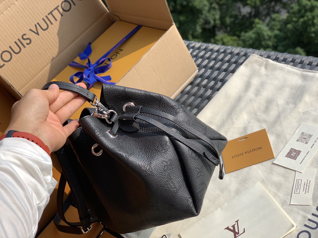 🌼 m57070黑色 尺寸19 x 22 x 14 CM全新推出的Bella水桶包给人一种小巧精致的感觉