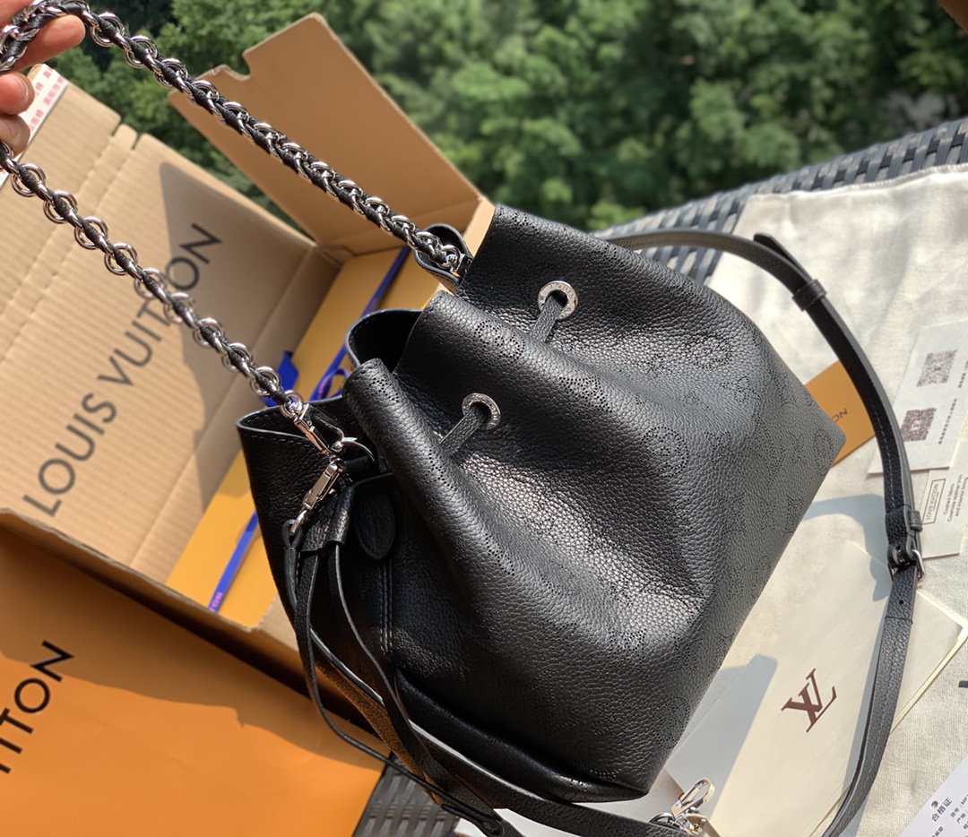 🌼 m57070黑色 尺寸19 x 22 x 14 CM全新推出的Bella水桶包给人一种小巧精致的感觉