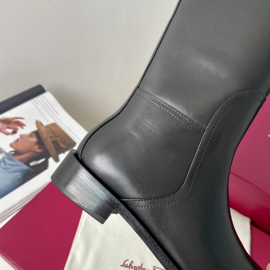 Salvatore Ferragamo Gancini Boots: Design, Materials, and Features - 图片 7