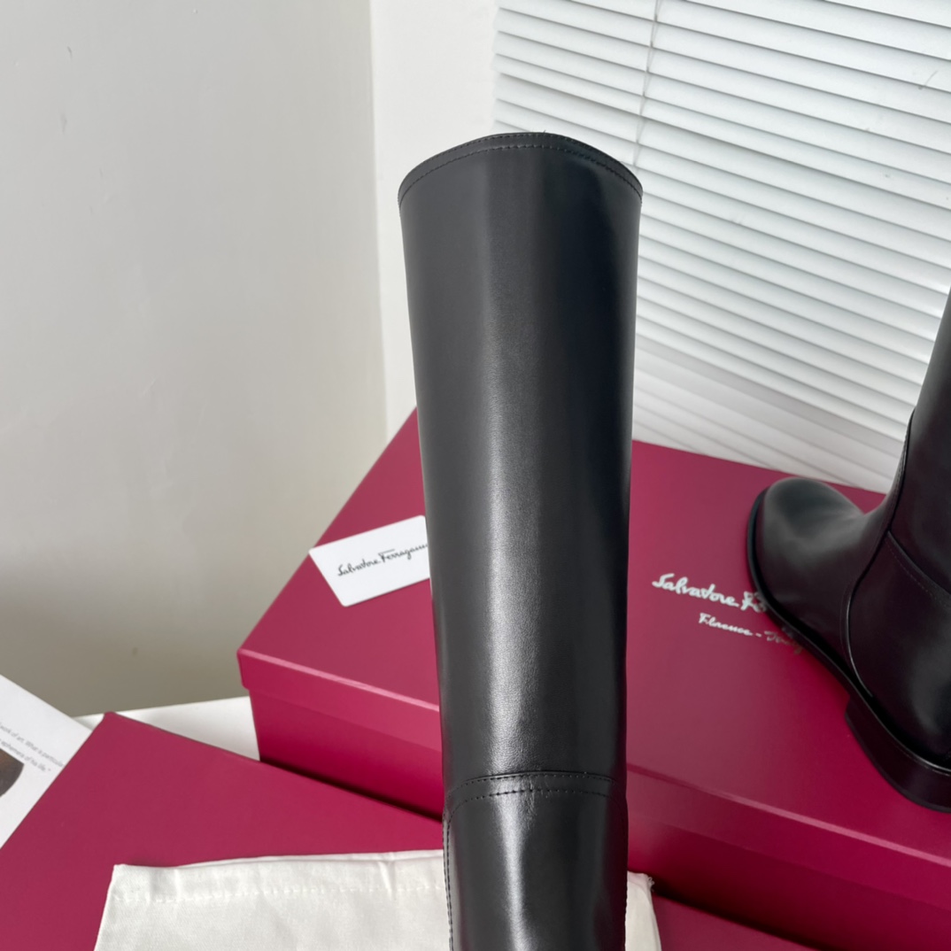 Salvatore Ferragamo Gancini Boots: Design, Materials, and Features - 图片 9