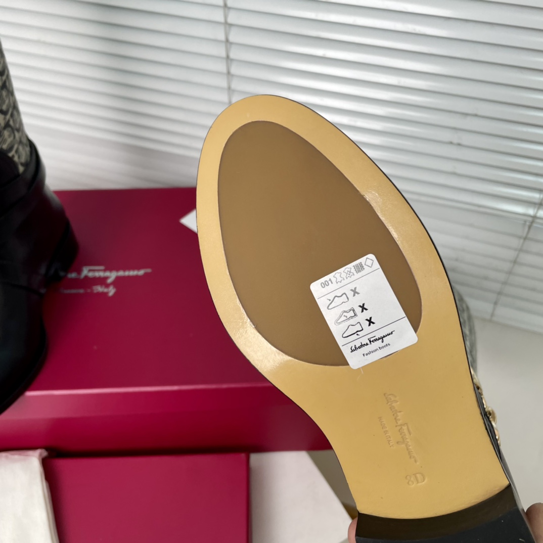 Salvatore Ferragamo Gancini Boots: Design, Materials, and Features - 图片 8