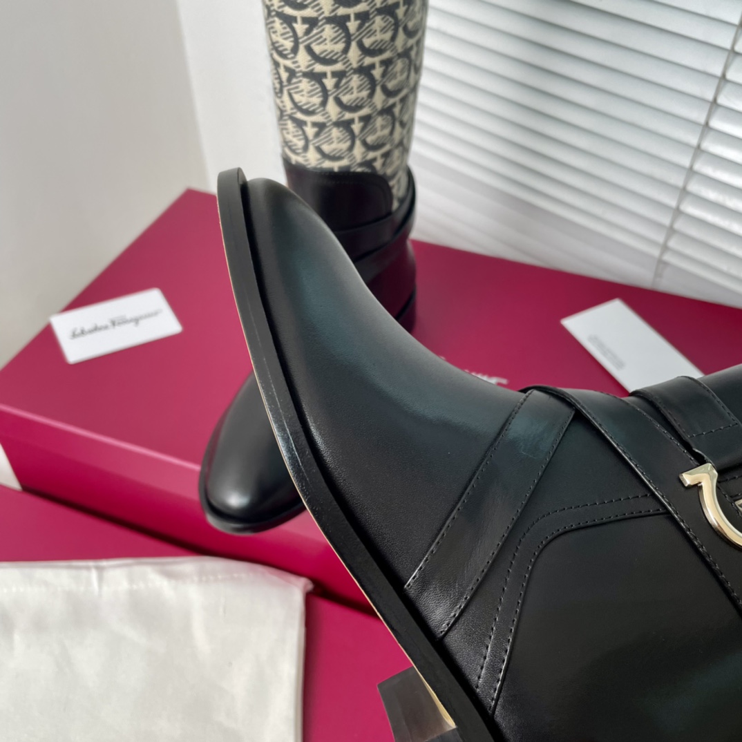 Salvatore Ferragamo Gancini Boots: Design, Materials, and Features - 图片 6