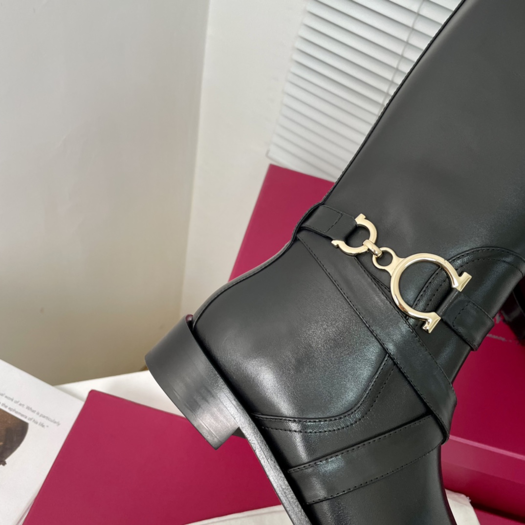 Salvatore Ferragamo Gancini Boots: Design, Fabrics, and Features - 图片 6